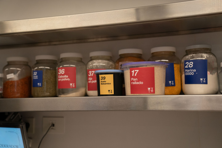 Cada plato del menú tiene un color los ingredientes que lleva respetan en sus frascos el mismo color.  Foto: Fernando de la Orden