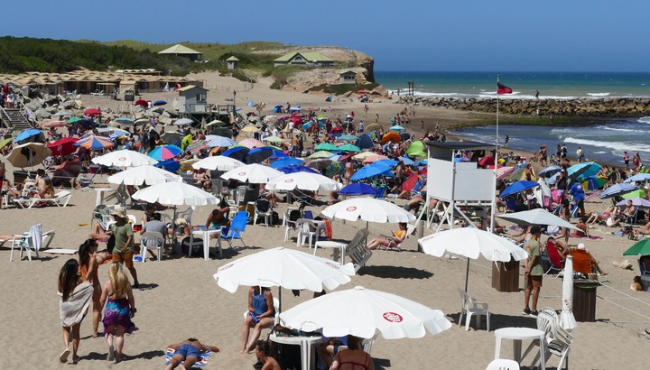 Playa Roja, uno de los balnearios de la Chapadmalal ahora de moda. Foto Marcelo Carroll / Archivo