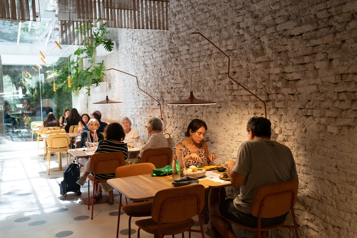 Comensales durante las pruebas en Alamesa, que abre el 1° de marzo. Foto: Fernando de la Orden