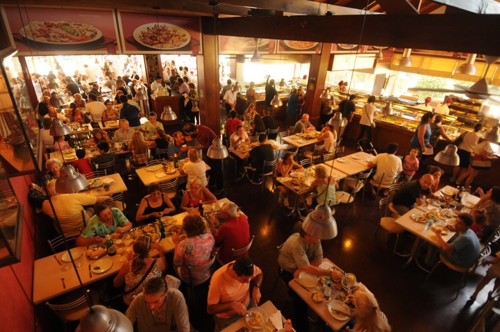 Turistas comiendo en un restaurante de pescados del puerto. Foto Fabián Gastiarena / Archivo 