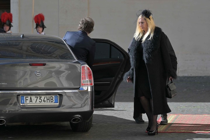 Karina Milei se retira del Vaticano luego de participar brevemente de la reunión que mantuvo el Presidente con el Papa. Foto Andreas Solaro / AFP