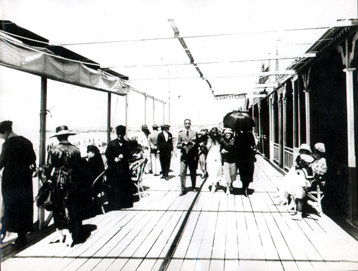 La vieja rambla de madera marplatense, en una imagen de 1906. Foto Archivo