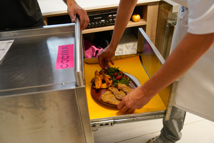 Preparación de platos en la cocina del restorán. Foto: Fernando de la Orden
