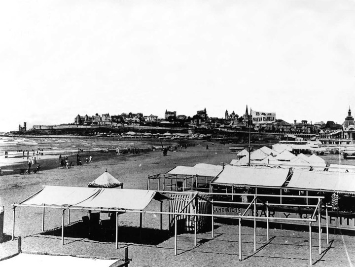 Los primeros refugios en la playa Bristol. Foto Archivo Museo Roberto Barili  