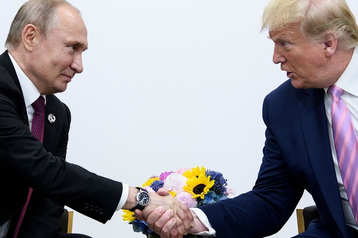 El entonces presidente de EE.UU. Donald Trump y Vladimir Putin, en japón en 2019. Foto: AFP  