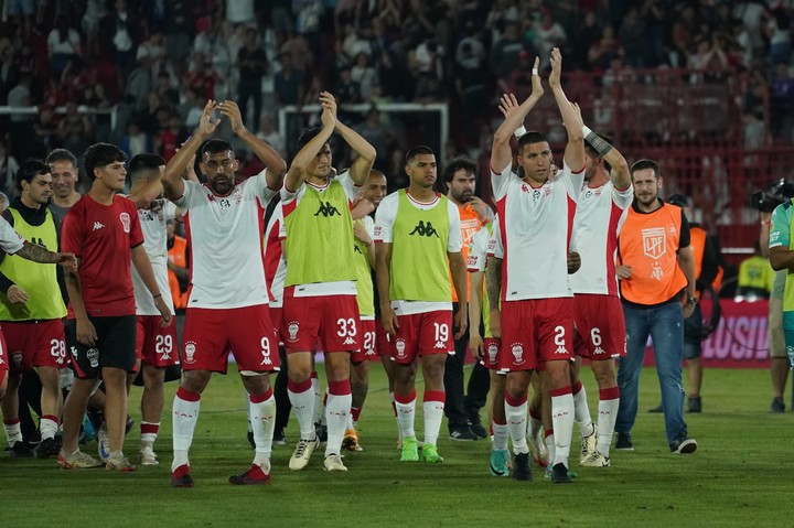 Los futbolistas de Huracán siendo ovacionados por sus hinchas.  Foto Juano Tesone - FTP CLARIN