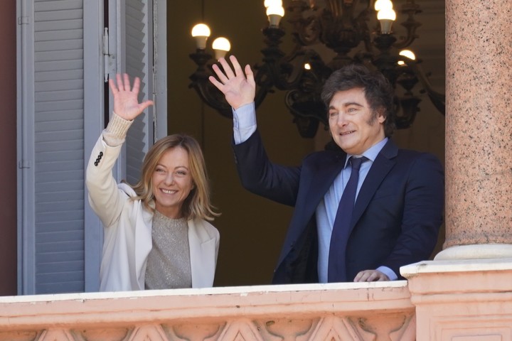 Javier Milei y Giorgia Meloni en el balcón de la Rosada.  Foto Juano Tesone 