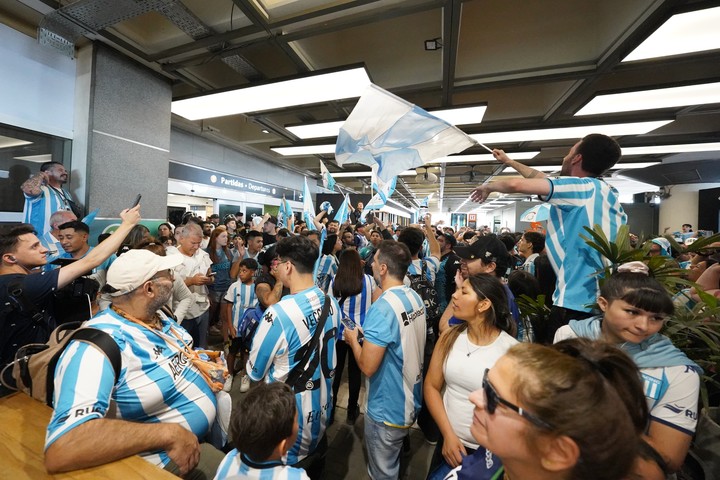 Los hinchas de Racing copan el aeropuerto Jorge Newbery. FOTO MARTIN BONETTO - FTP CLARIN 