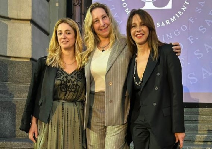 Karina Milei (al medio), su espada en la Legislatura porteña Pilar Ramírez (a la izquierda) y la legisladora Marina Kienast (a la derecha). Foto X