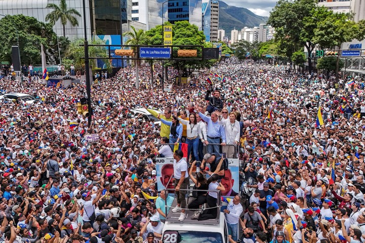 Una masiva protesta en Caracas, encabezada por la líder opositora María Corina Machado, contra la supuesta reelección de Nicolás Maduro, el 30 de julio. Foto: AP