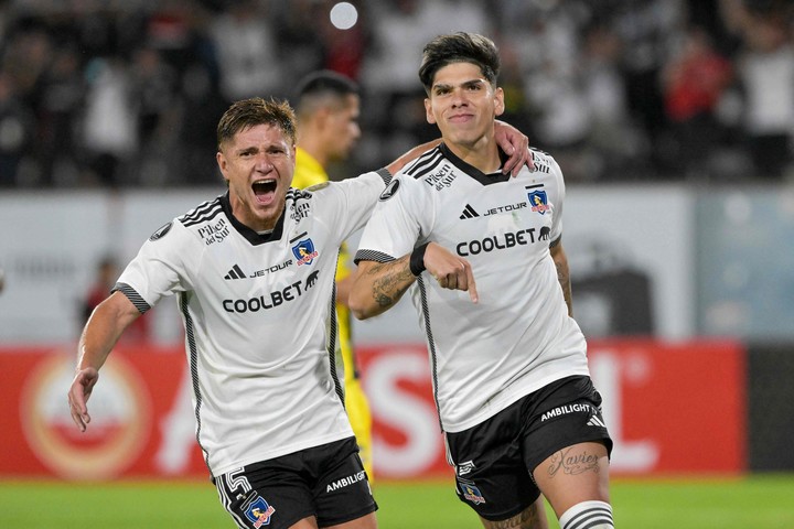 ¿Vienen los dos? Carlos Palacios, el delantero de Colo Colo que quiere Boca, junto a Leo Gil. Foto: AFP