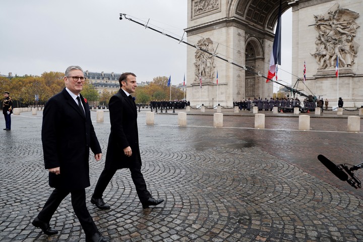 Britain's Prime Minister Keir Starmer and France's President Emmanuel Macron review the troops during commemorations marking the 106th anniversary of the November 11, 1918, Armistice, ending World War I (WWI), on the Place de l'Etoile, with the Arc de Triomphe in the background, in Paris, on November 11, 2024. LUDOVIC MARIN/Pool via REUTERS