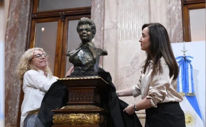Victoria Villarruel inauguró un busto de Isabel Martínez de Perón.