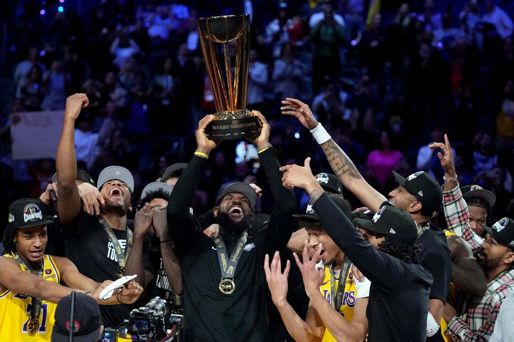 El trofeo de la NBA Cup es confeccionado por la empresa de joyería Tiffany. Foto: Kyle Terada / USA Today Sports.