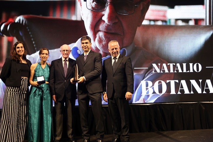 Camila Perochena, Carolina Amoroso, Natalio Botana, Daniel Dessein y Martín Etchevers, en la distinción a Botana.