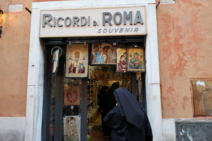 Tienda de recuerdos y artículos religiosos cerca del Vaticano. Foto: EFE