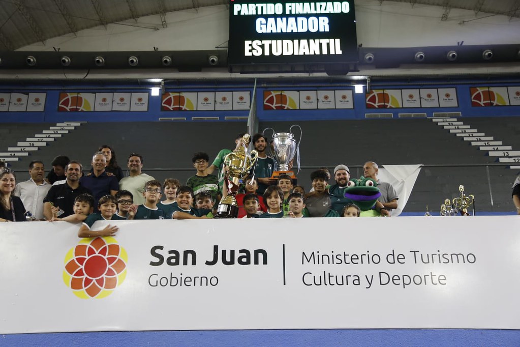 2024-12-16 DEPORTE: Campeones del Mundialito de Bancaria coronados en el Aldo Cantoni