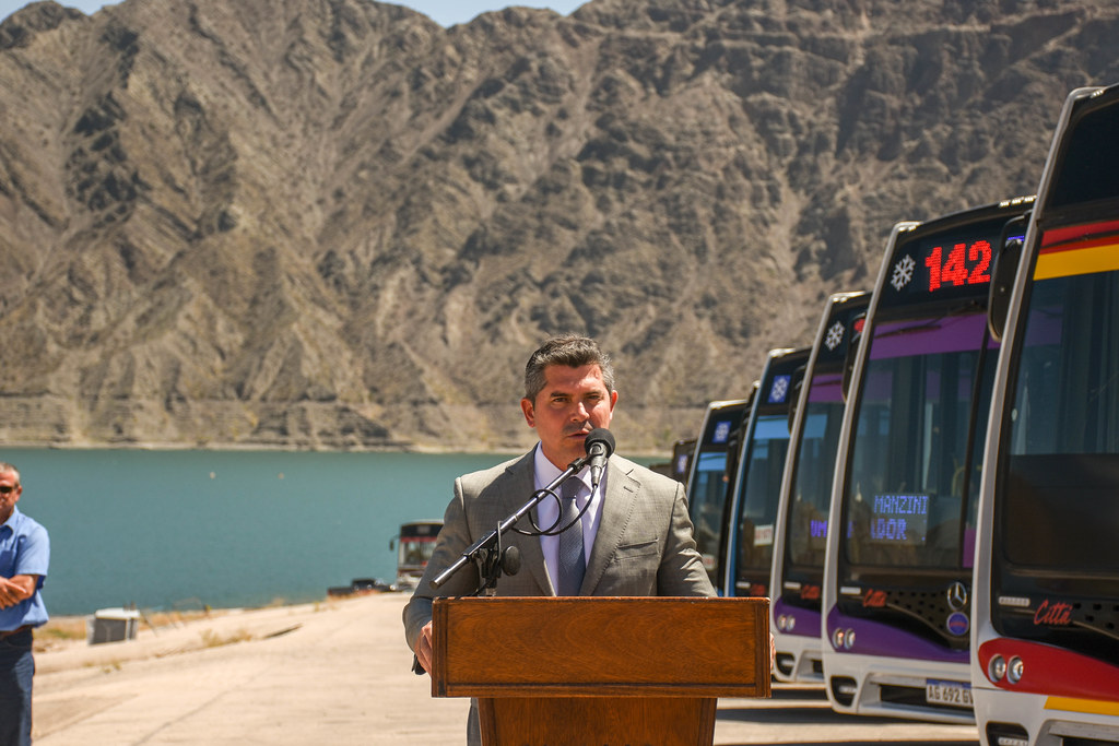 2024-12-27 GOBIERNO Así son los modernos colectivos de RedTulum presentados por el gobernador