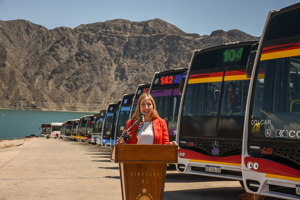2024-12-27 GOBIERNO Así son los modernos colectivos de RedTulum presentados por el gobernador