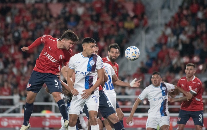 El cabezazo de Loyola en un gol ante Godoy Cruz. (Foto: Prensa Independiente)