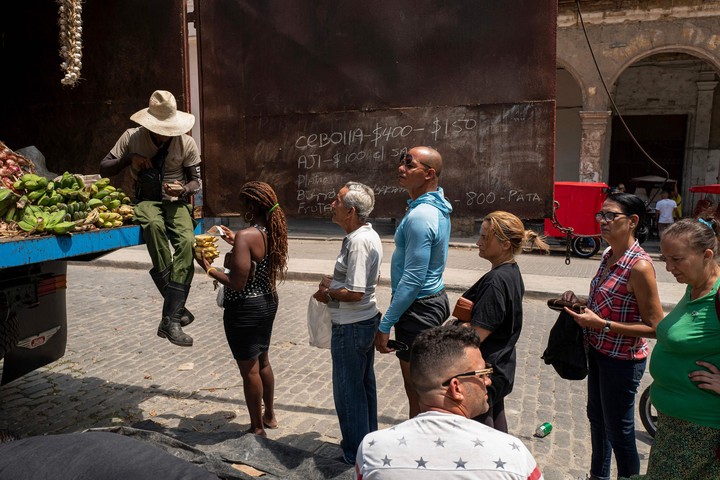 Una fila para comprar frutas y vegetales, en una calle del centro de La Habana. Foto: AFP 