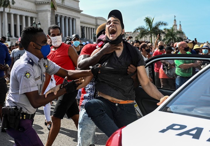 La policía arresta a un manifestante durante las protestas contra el gobierno de Miguel Díaz-Canel, el 11 de julio de 2021. Foto: AFP  