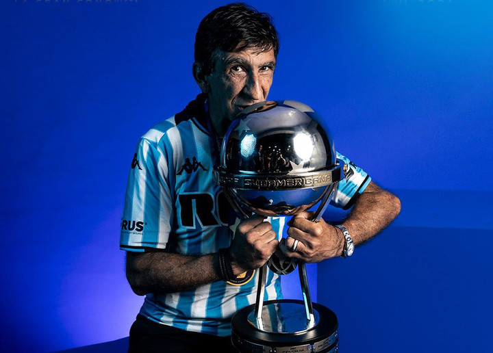 Gustavo Costas con la Copa Sudamericana. Foto: Conmebol
