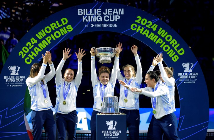 Jasmine Paolini, Lucia Bronzetti, Camila Giorgi, Martina Trevisan, Elisabetta Cocciaretto y la capitana Tathiana Garbin celebran la Billie Jean King Cup REUTERS/Jon Nazca