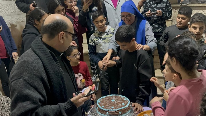 El padre Romanelli en la parroquia de Gaza