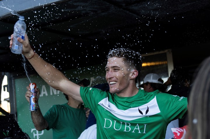 Bartolome Castagnola, en los palenques, celebra el título de La Natividad.  Foto: AP Photo/Rodrigo Abd)