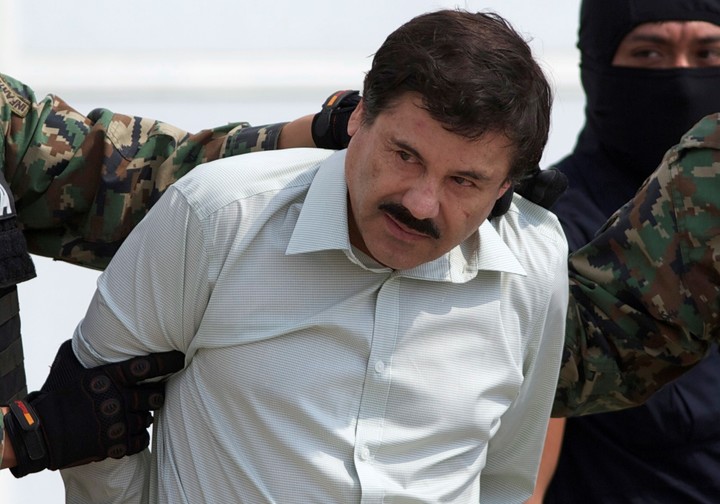 Esta foto de archivo del 22 de febrero de 2014 muestra a Joaquín "El Chapo" Guzmán, el jefe del cártel mexicano de Sinaloa, siendo escoltado a un helicóptero en la Ciudad de México tras su captura durante la noche en la ciudad turística de Mazatlán, México. Con el jefe del cártel de Sinaloa Joaquín "El Chapo" Guzmán cumpliendo cadena perpetua, sus hijos dirigieron el negocio familiar hacia el fentanilo, estableciendo una red de laboratorios que producían cantidades masivas que introducían de contrabando en EE.UU., según revelaron los fiscales estadounidenses en una acusación presentada el 14 de abril de 2023 en Manhattan. (AP Photo/Eduardo Verdugo, Archivo)