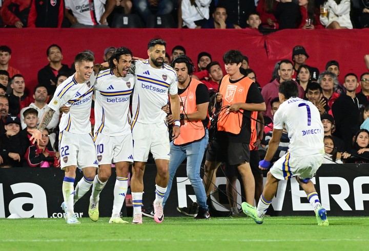 Los jugadores de Boca festejando el gol ante Newell's. (Sebastian Granata - FTP CLARIN)