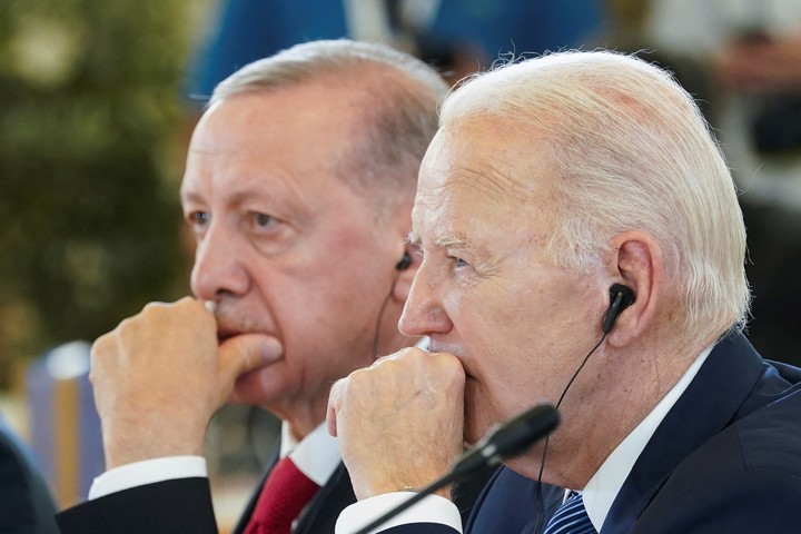 El presidente de Estados Unidos, Joe Biden, y el presidente de Turquía, Recep Tayyip Erdogan, asisten al segundo día de la cumbre del G7 en Borgo Egnazia, Italia, el 14 de junio de 2024. Foto Reuters