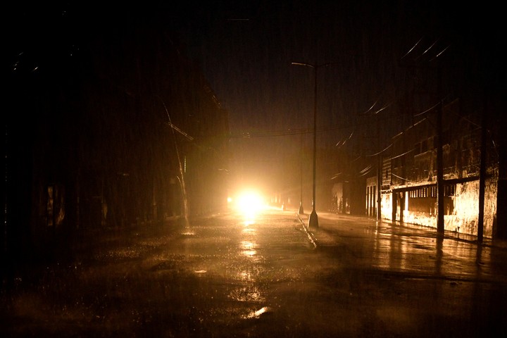 Calles a oscuras en La Habana, una imagen que se repite en Cuba por la crisis energética. Foto: REUTERS  