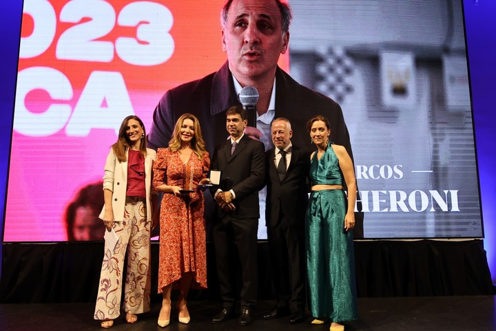 Distinción a Marcos Bulgheroni, en la cena de ADEPA.