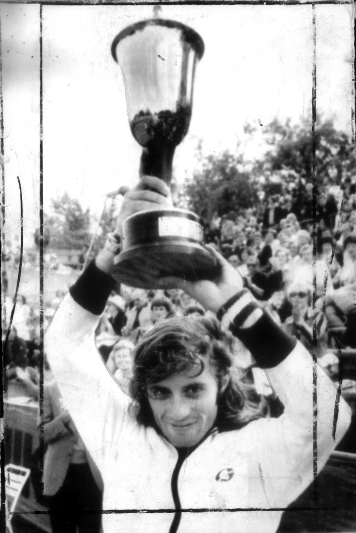 Vilas, con el trofeo de campeón del Masters 1974. 