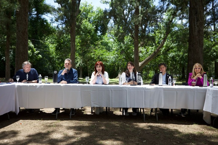 Máximo Kirchner, Sergio Massa, Cristina Kirchner, Mariel Fernández, Axel Kicillof y Veronica Magario Se dio hoy la primera foto de unidad entre los principales referentes de la oposición a Javier Milei. @BonaerensePJ