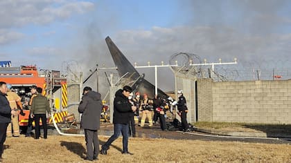 Accidente aéreo la pista del Aeropuerto Internacional de Muan: al menos 60 muertos (Maeng Dae-hwan/Newsis via AP)