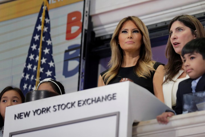 Melania Trump tocó la campana para promover su iniciativa “Be Best”. Foto: AP