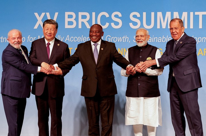 Los presidentes de Brasil, China,  Sudáfrica, India y el canciller de Rusia, en la cumbre de los BRICS, en Johanesburgo, en agosto de 2023. Foto: REUTERS 