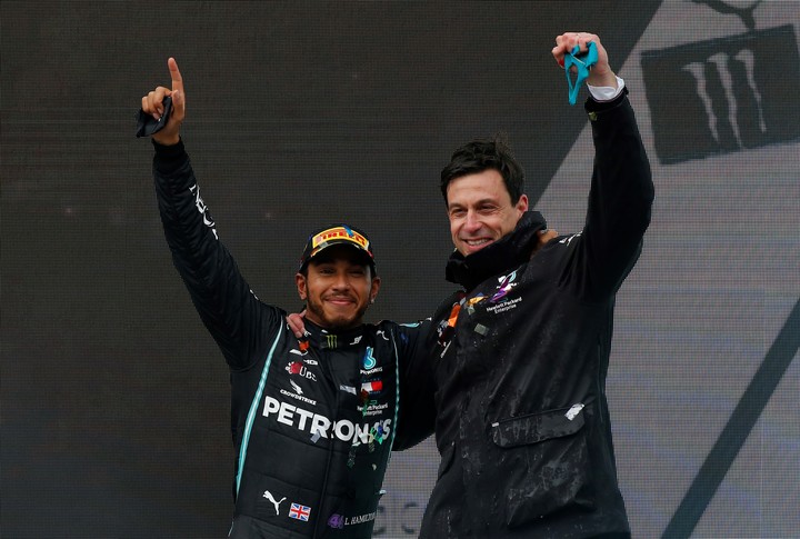 Hamilton y Wolff en el festejo del último título de pilotos que ganó el británico con Mercedes, en 2020 Foto AP/Kenan Asyali