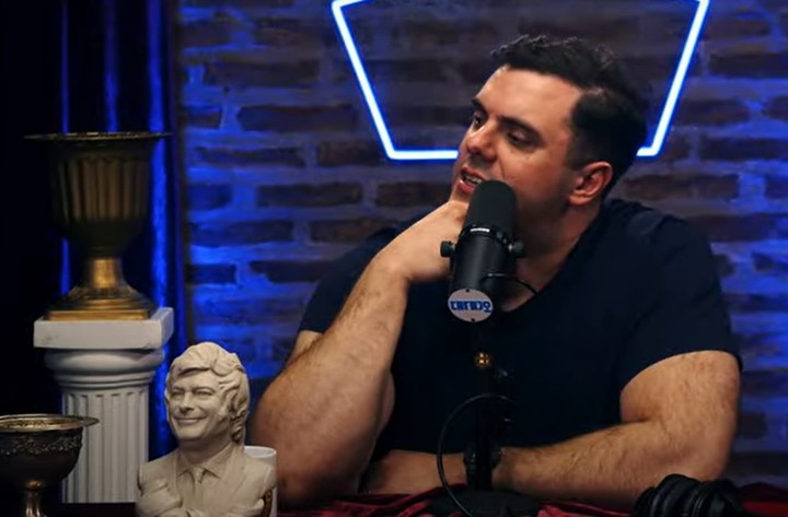 El busto de Javier Milei que el mismo Presidente le regaló al Gordo Dan. Captura de Carajo Streaming