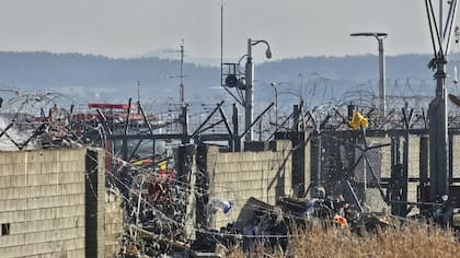 La mayoría de las víctimas fatales se encontraban en la parte trasera del avión, en el que el grueso de los pasajeros -salvo dos tailandeses- era de nacionalidad coreana (Maeng Dae-hwan/Newsis via AP)