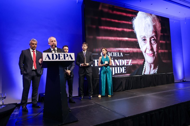 La distinción a Graciela Fernández Meijide, en la cena de ADEPA.