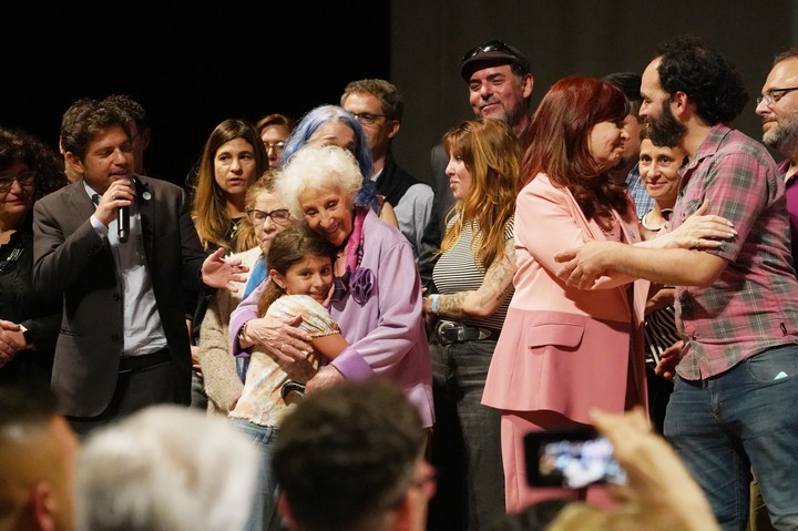 Axel Kicillof y Cristina Kirchner, en el homenaje a Abuelas de Plaza de Mayo en La Plata. Foto: Martín Bonetto.