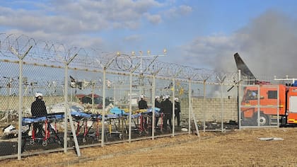 Por el momento, dos personas han sido rescatadas -un pasajero y un miembro de la tripulación- y se espera que el número de muertos ascienda en las próximas horas (Maeng Dae-hwan/Newsis via AP)
