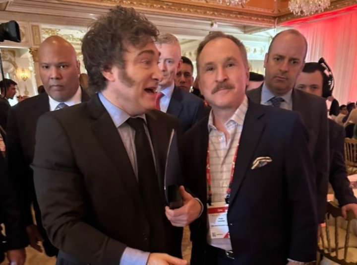 Lamelas se sacó fotos con Milei, semanas atrás en Mar-a-Lago.