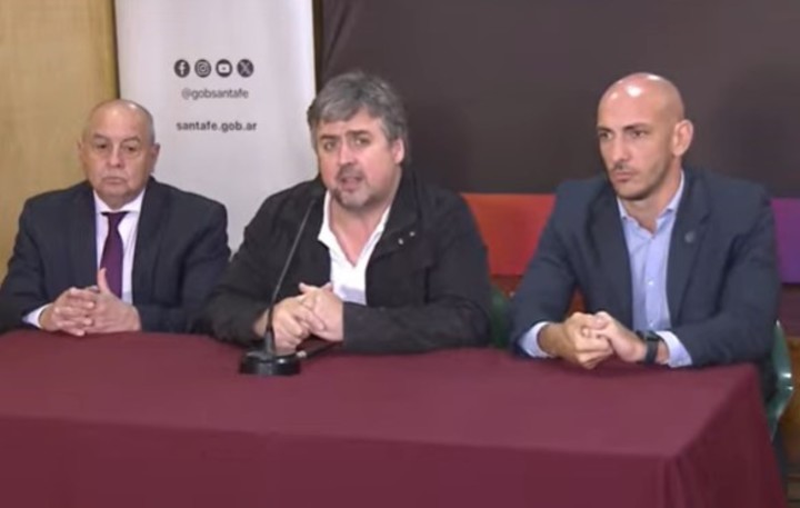 Cococcioni (en el centro) en la conferencia de prensa brindada este lunes con el secretario de Seguridad Pública, Omar Pereira, y el secretario Santantino.