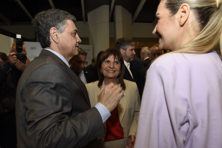 El jefe de gobierno porteño Jorge Macri, la ministra Patricia Bullrich y la senadora Carolina Losada, en la cena de ADEPA. 