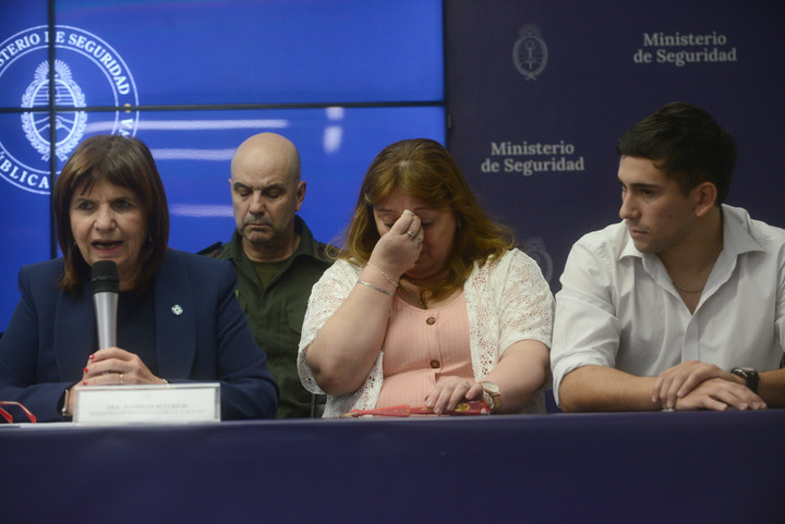 Patricia Bullrich y Gerardo Werthein se reunieron con la familia del gendarme secuestrado en Venezuela. Foto: Luciano Thieberger